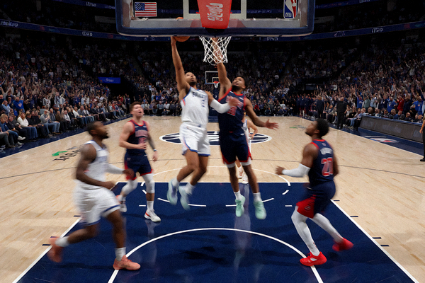 NBA 比赛现场球馆内球员进攻与观众席全景