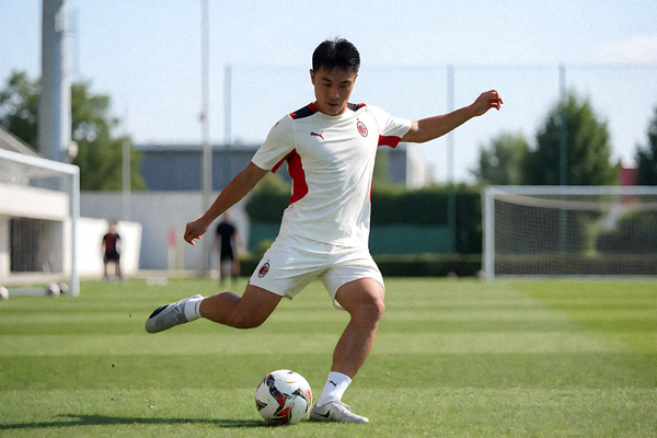 AC米兰球员在训练场上进行传接球训练